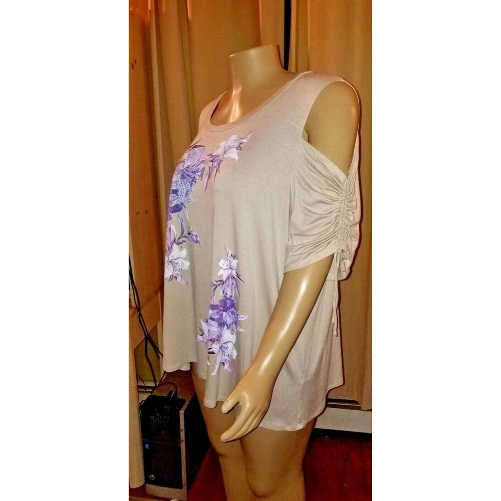 Avenue Cut-Out Shoulders Taupe Purple White Studded Floral Top Size 26/28 - Picture 3 of 5
